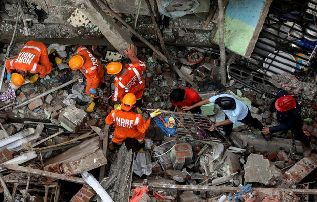Bhiwandi building collapse: भिवंडी हादसे में मरने वालों की संख्या 40 हुई, तेज बारिश में भी सर्च ऑपरेशन