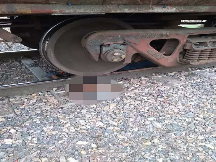 SAWAI-MADHOPUR NEWS : सवाई माधोपुर जंक्शन के प्लेटफार्म नम्बर एक पर हुआ हादसा, मालगाड़ी के नीचे आने से सिर धड़ से हुआ अलग