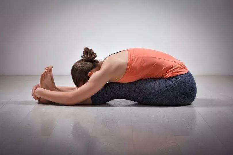 Yoga: अगर आपको सिरदर्द है, तो इस योग मुद्रा को करें