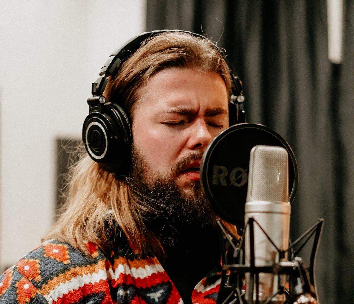 गायक हेडफोन क्यों पहनते हैं? क्या आप जानते हैं