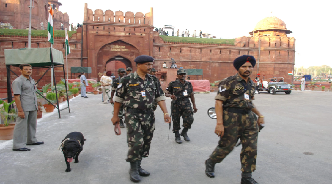 Delhi: लाल किले पर खालिस्तान का झंडा फहराने की साजिश,  हाई अलर्ट पर सुरक्षा एजेंसियां
