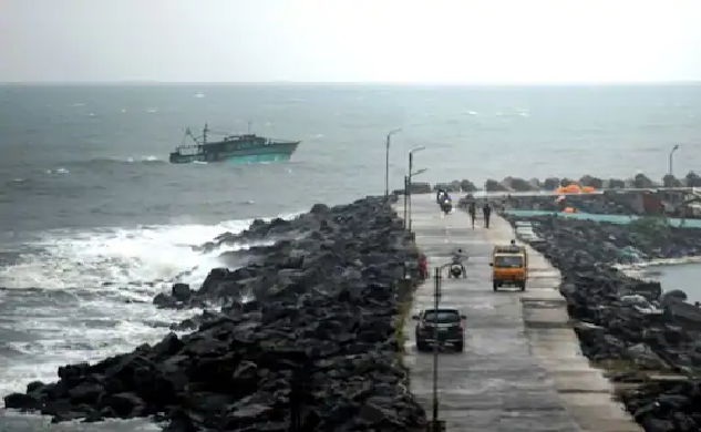 Cyclone Nivar Updates: चक्रवात निवार के टकराने से पहले चेन्नई में भारी बारिश, कई शहर हुए जलमग्न….