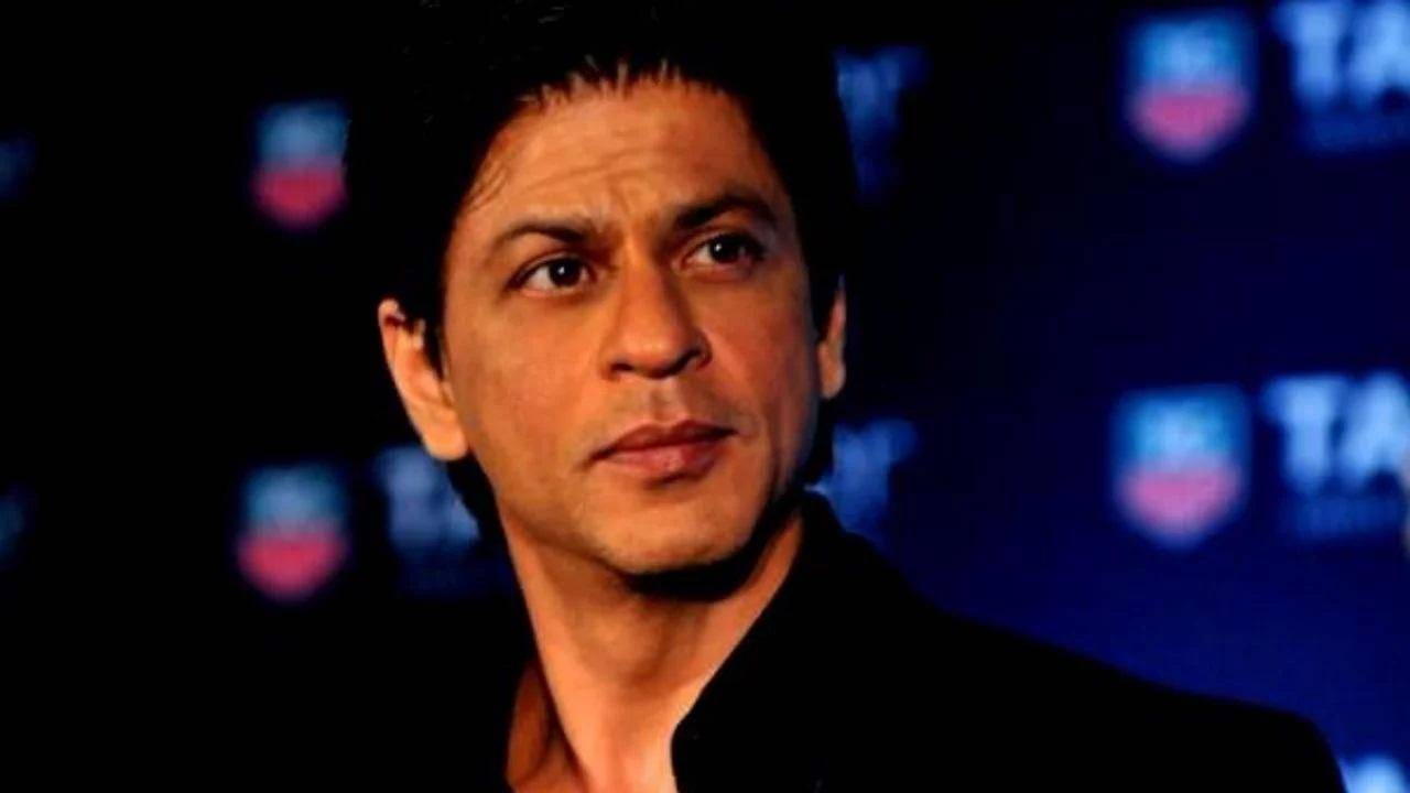 Shah Rukh Khan: फिल्म पठान की शूटिंग के बीच बोट राइड पर निकले शाहरूख खान, सामने आई तस्वीर