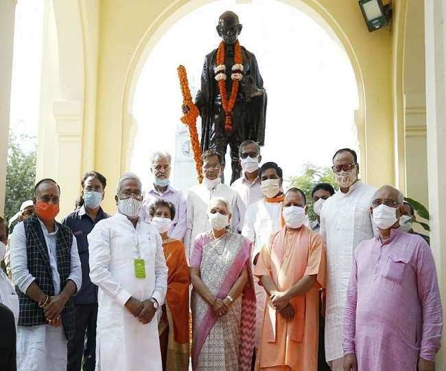 Uttar Pradesh : राज्यपाल और मुख्यमंत्री ने किया महात्मा गांधी को नमन