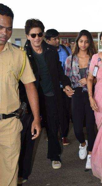 एयरपोर्ट पर शाहरुख खान और बेटी सुहाना की स्टाइलिश एंट्री, देखें तस्वीरें
