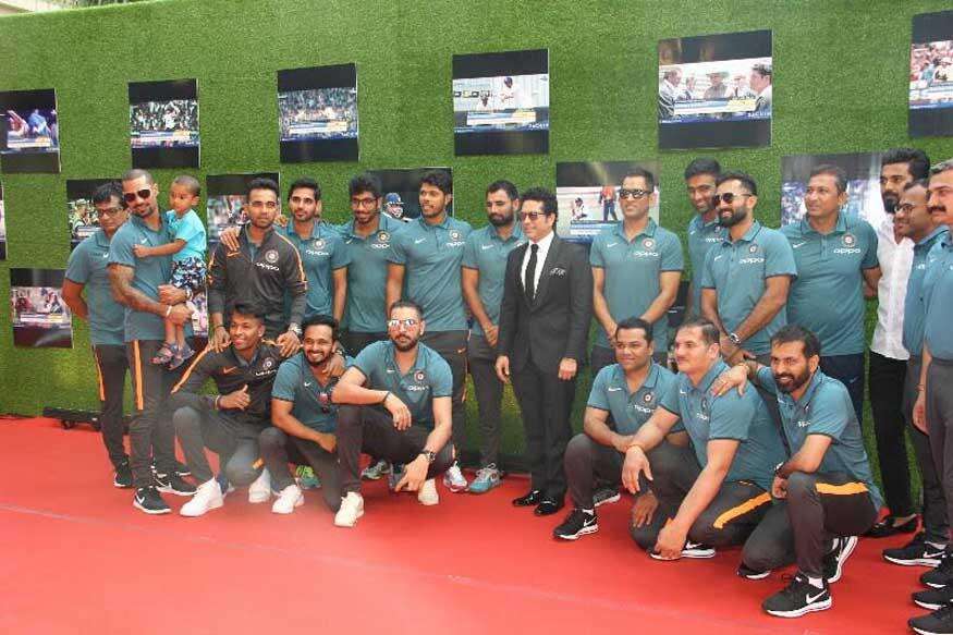 विराट अनुष्का के साथ पूरी भारतीय टीम ने देखी सचिन के जीवन की कहानी