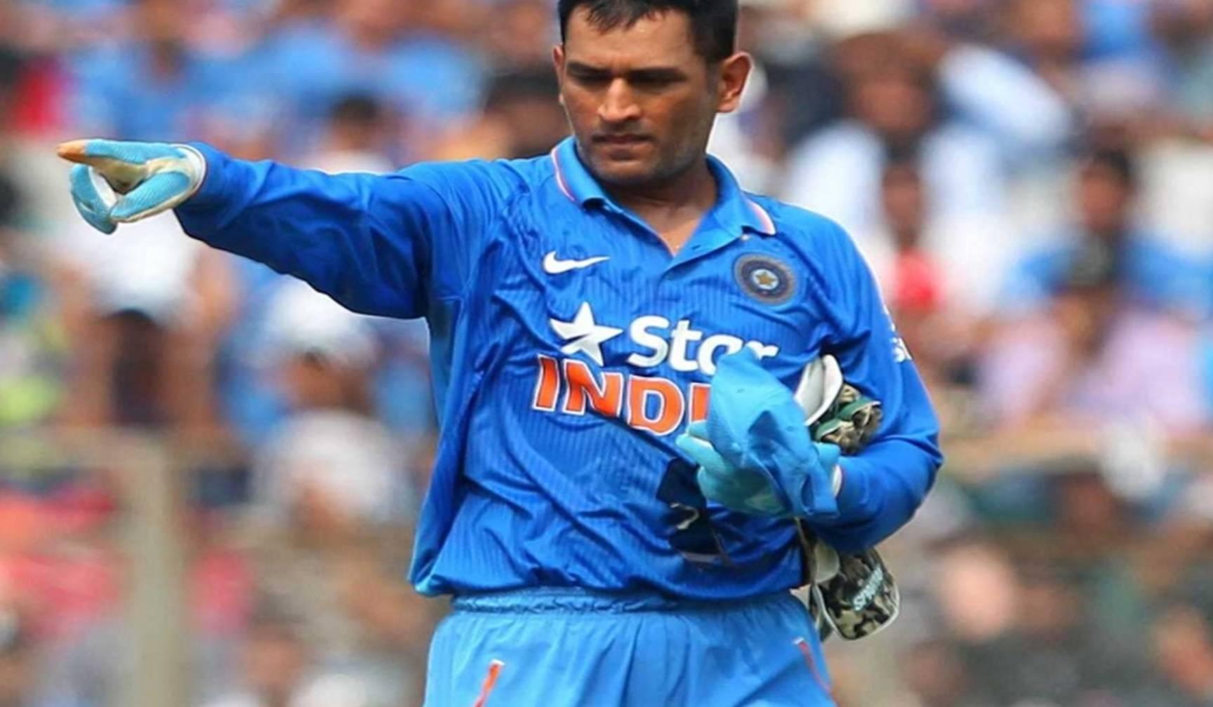 BCCI से इस्तीफे के बाद आखिर क्यों इस बड़े इतिहासकार ने धोनी पर साधा है निशाना?