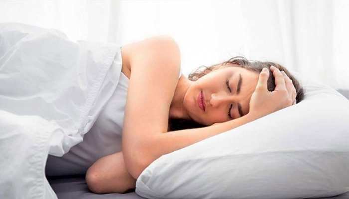 नींद की समस्या से परेशान,जानिए इसके लक्षण और उपचार