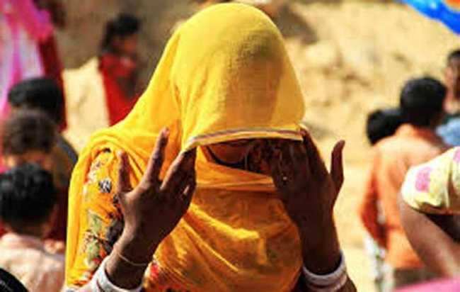 लडकी के गले से बार बार दुपट्टा गिरना देता है इस अपशकुन का संकेत