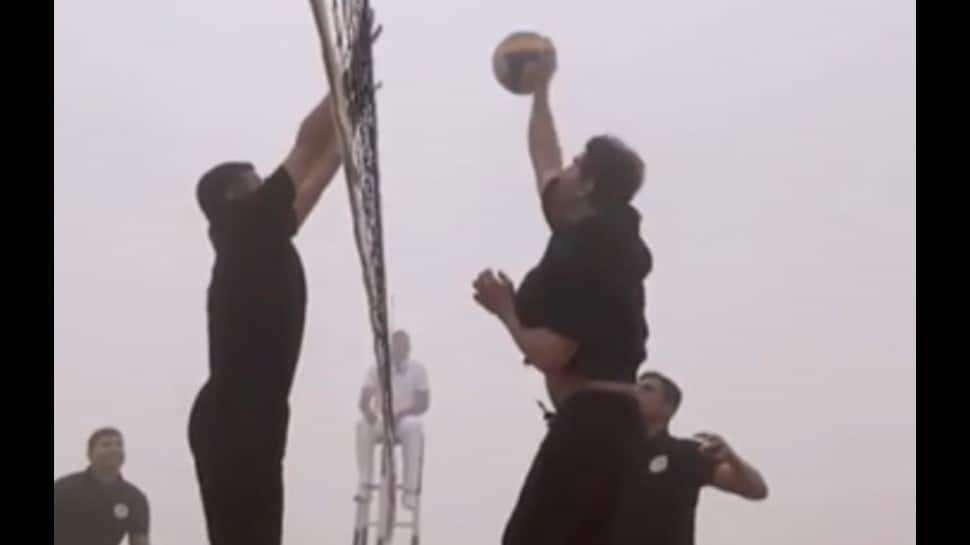 Akshay ने जवानों के संग वॉलीबॉल खेलकर मनाया ‘सेना दिवस’
