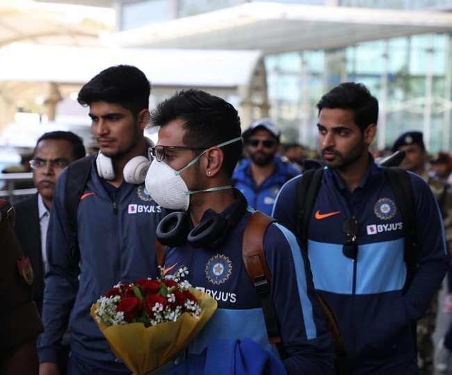 कोरोना वायरस के चलते मास्क लागकर लखनऊ पहुंची टीम इंडिया