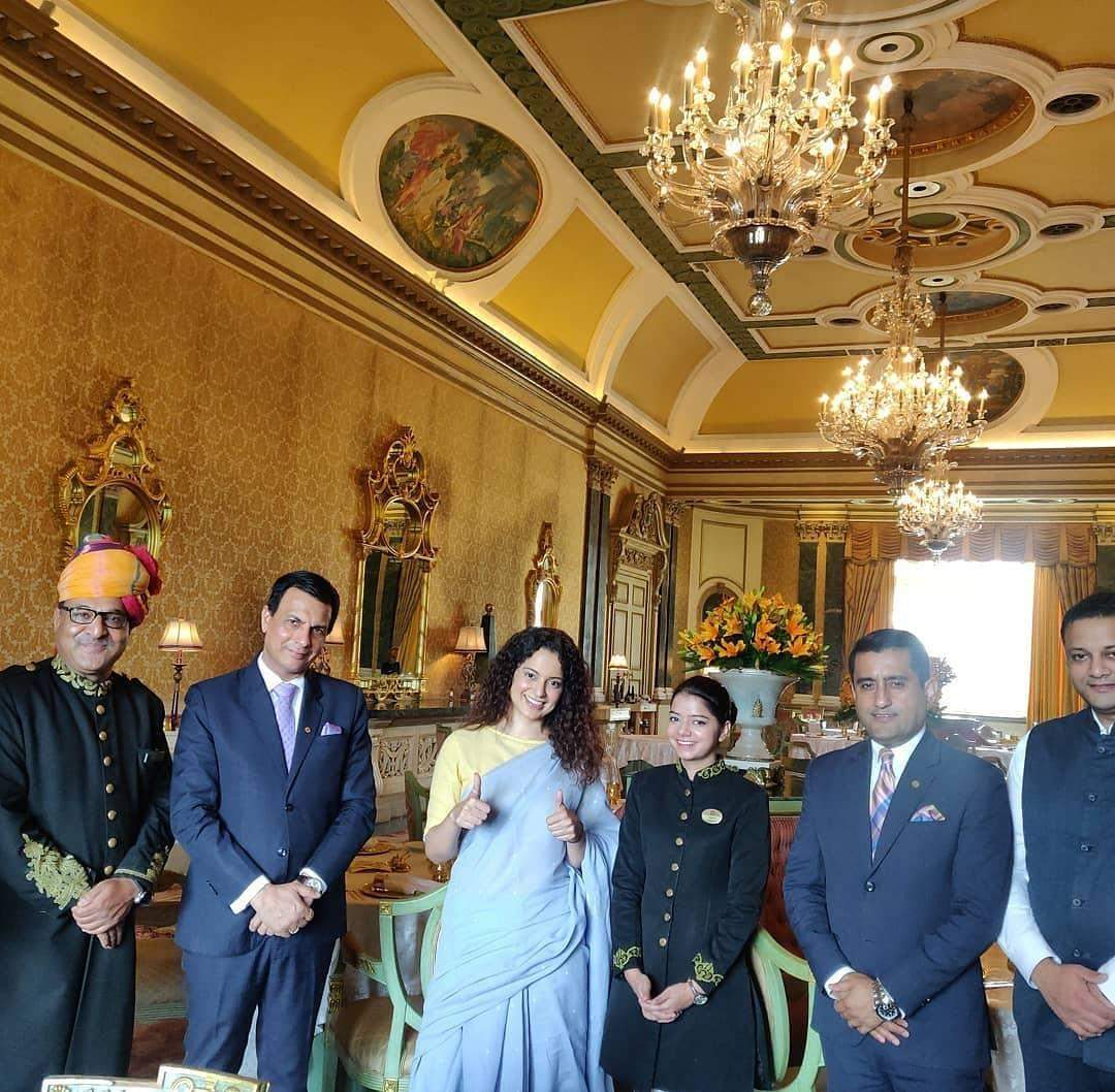 600 की साड़ी पहन जयपुर के महल घूम रही क्वीन कंगना रानौत