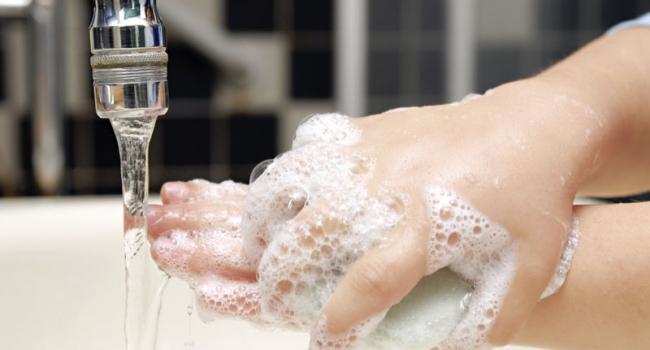 हाथ धोने के लिए पानी का गर्म होना जरुरी है या नहीं जानिए