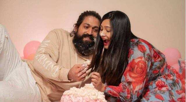 Yash Birthday: इस खास अंदाज में यश की पत्नी ने सेलिब्रेट किया उनका जन्मदिन, सामने आई तस्वीरें