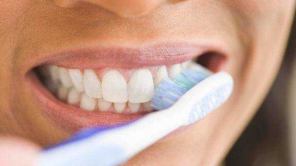 अगर आप भी ब्रश करने से पहले टूथपेस्ट को करते है गीला, तो जरुर पढ़ लें ये खबर