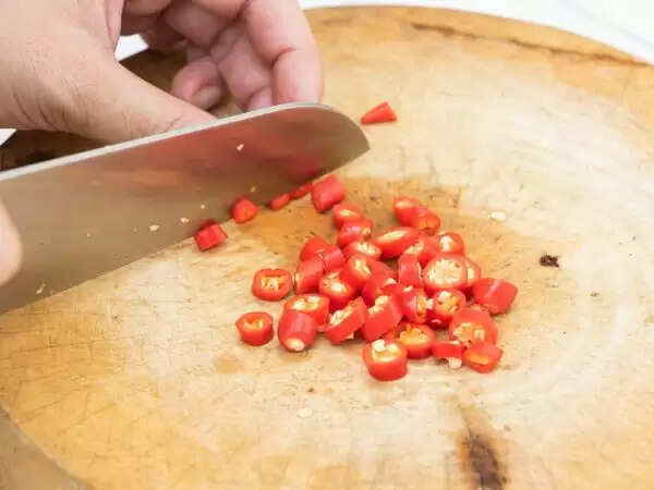 Tips: मिर्च काटने के बाद हाथ जलन? फिर इस समाधान से ठीक करें