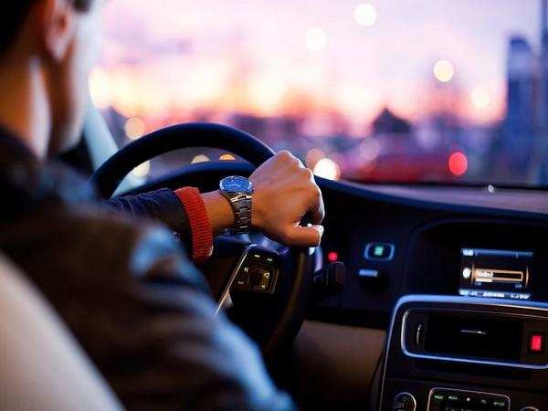 Driving: युवा ड्राइवरों को लगता है कि संगीत एक प्रेरणा है क्योंकि अधिक उत्तेजना उनकी ड्राइविंग क्षमता में मदद करती है