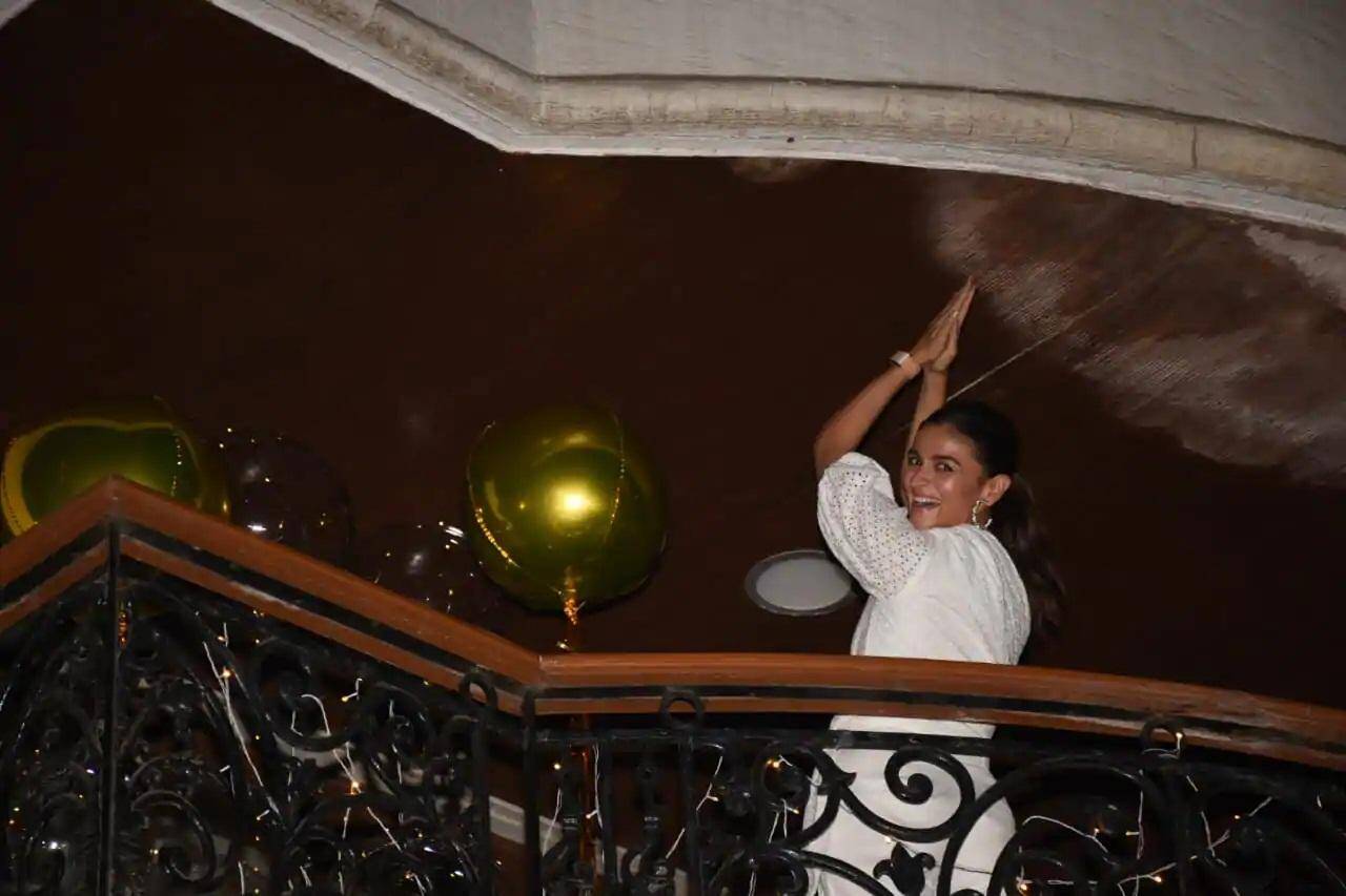 Alia Bhatt: संजय लीला भंसाली का जन्मदिन मनाने उनके आफिस पहुंची आलिया, जमकर दिए पैपराजी को पोज