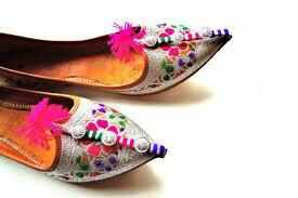 इस तरह की फुटवियर को पहन कर आप अपना सकती है बहुत ही कूल लुक