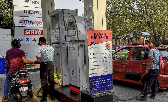 RBI गवर्नर ने कहा-पेट्रोल-डीजल पर टैक्स कम करें केंद्र सरकार….