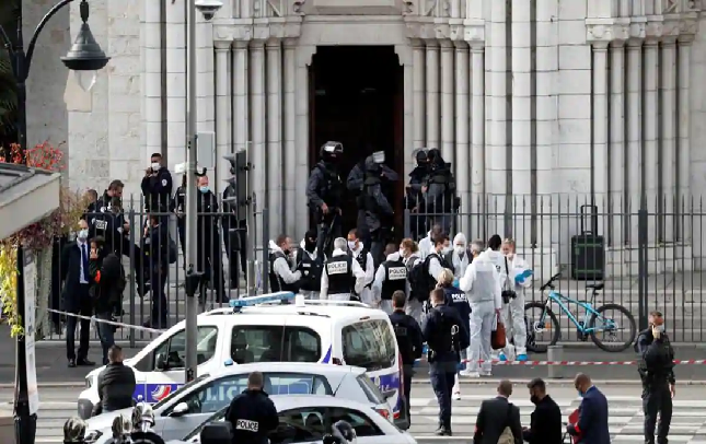 Knife Attack in French: फ्रांस के चर्च में आतंकी हमले अफरा-तफरी, महिला का गला काटा, 3 की निर्मम हत्‍या….