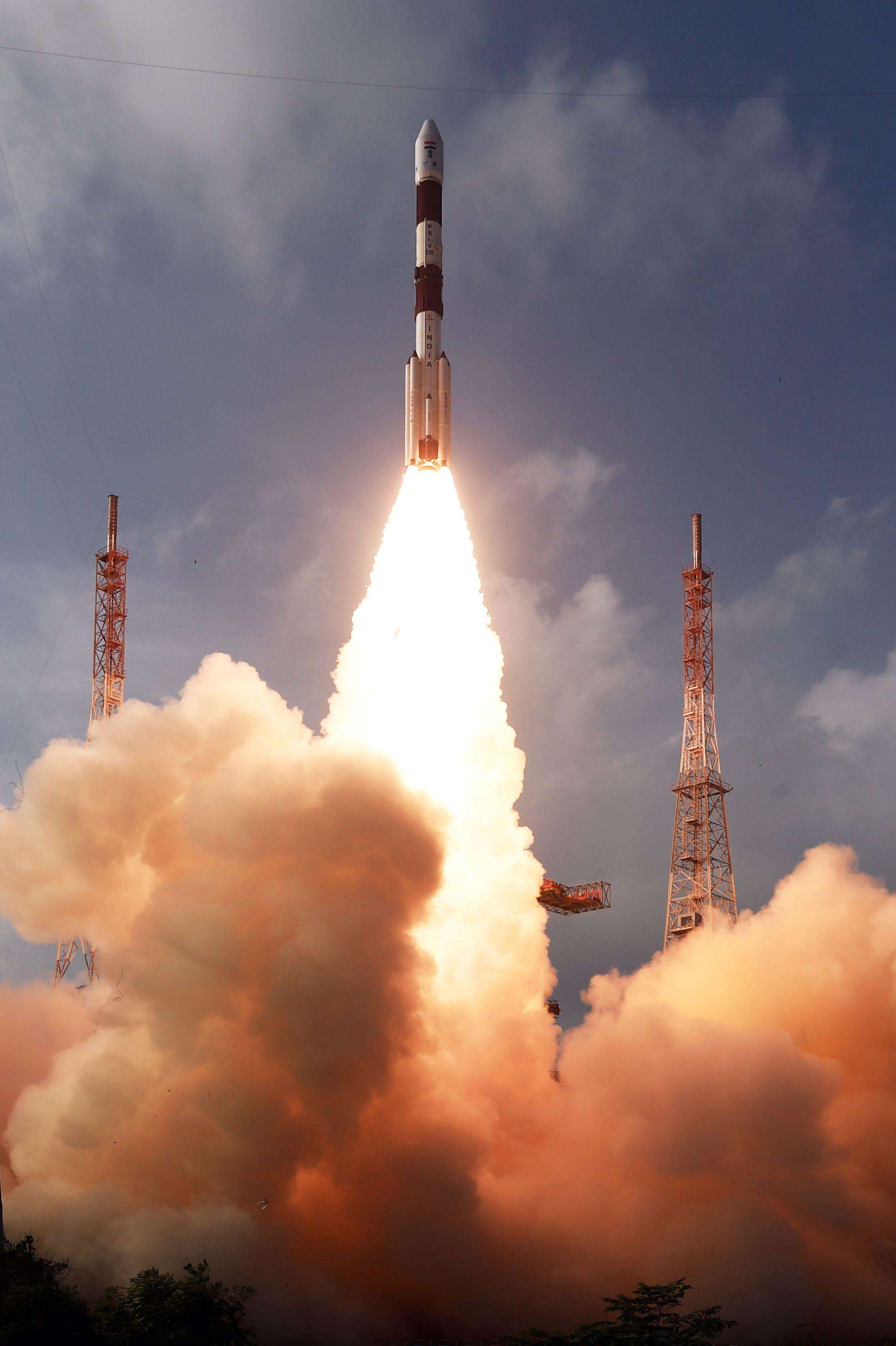 ISRO ने नई पीढ़ी के मिनी रॉकेट SSLV को Maiden फ्लाइट में लॉन्च किया