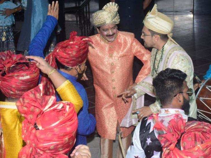 Aditya Narayan Wedding LIVE: अपनी शादी में खुलकर ढोल नगाड़े पर डांस करते हुए नजर आए आदित्य नारायण, देखें वीडियो