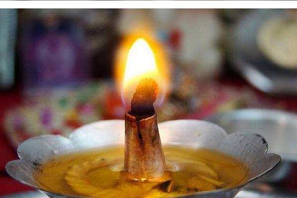 नवरात्रि: इस दिशा में जलाएं अखंड दीपक, भूलकर भी ना करें पूजा में कोई गलती