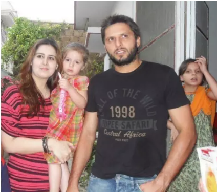 देखें PAK क्रिकेटरों की अपनी पत्नियों के साथ ये तस्वीरें, किसकी जोड़ी लगी आपको सबसे बेस्ट