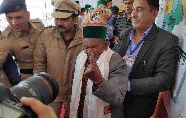 Himachal Pradesh : पंचायत चुनाव में103 वर्षीय बुजुर्ग ने मतदान किया