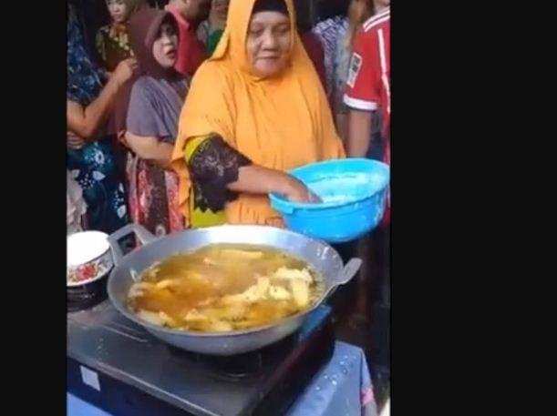 Ajab Gajab : खौलते तेल में हाथ डालकर पकवान बनती है ये महिला