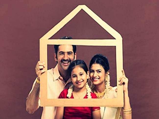 Vastu Tips: घर की इस दिशा में लगाएं फैमिली फोटो, जीवन में आएंगी सुख समृद्धि