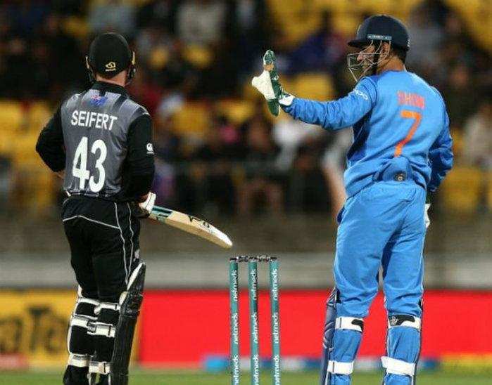 IND-NZ : भारत मैच तो हार गया, लेकिन धोनी के इस नेक काम ने सबका दिल जीत लिया