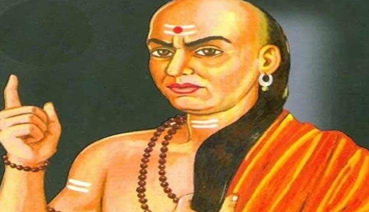Chanakya niti: इनको भूलकर भी ना लगाए पैर, बर्बाद हो जाता है जीवन