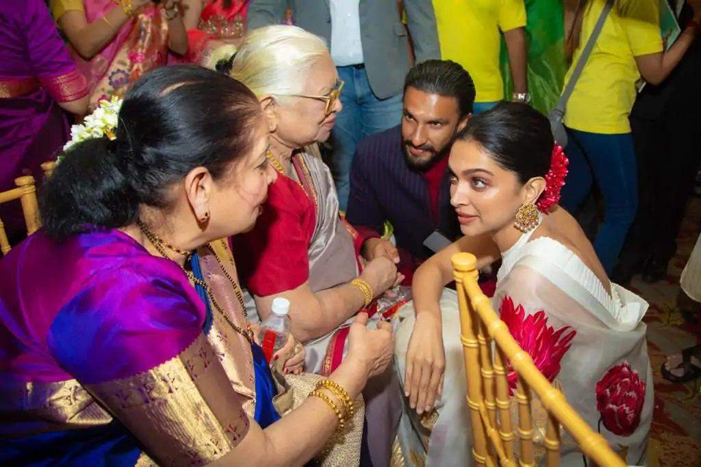 शादी में गॉसिप करते हुए नजर आए दीपिका पादुकोण और रणवीर सिंह