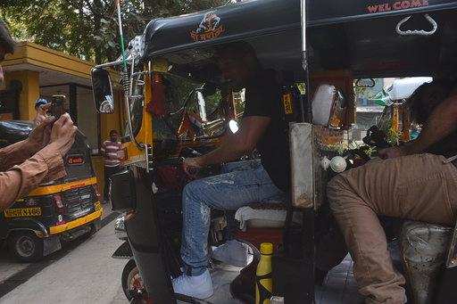 मुंबई की सड़कों पर आॅटो रिक्शा चलाते हुए नजर आए विल स्मिथ, देखें तस्वीरें