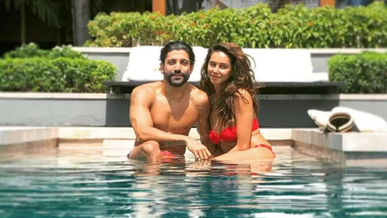 Farhan Akhtar: फरहान अख्तर शिबानी के साथ एन्जॉय कर मालदीव वेकेशन, सामने आई रोमांटिक तस्वीरें ​