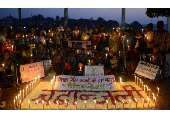 Bhopal gas victims को मेामबत्ती जलाकर दी गई श्रृद्धांजलि