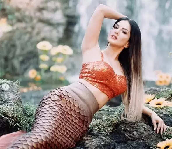Sunny Leone: सनी लियोन के साथ शख्स ने की ऐसी हरकत, डर गई अभिनेत्री