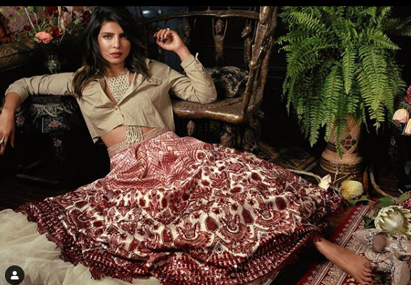 बिना ब्लाउज के देसी गर्ल ने पहनी साड़ी दिखा हॉट अंदाज, देखें तस्वीरें