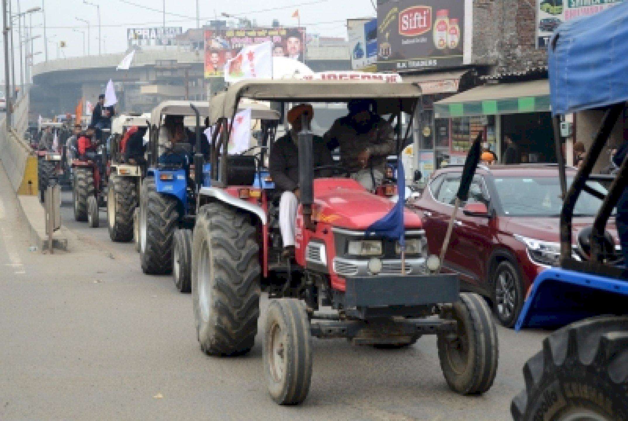 ट्रैक्टरों को ईंधन देने पर लगाए गए प्रतिबंध को UP Police ने हटाया