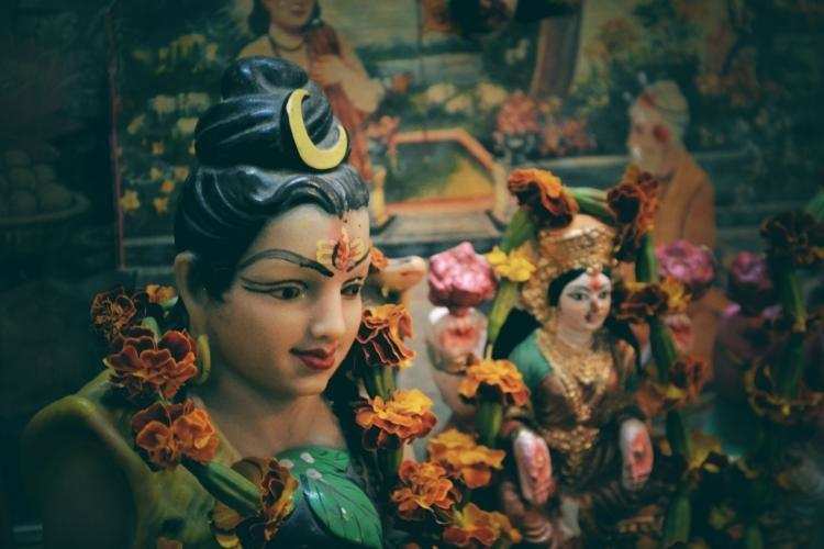 Shani pradosh vrat katha: आज पूजा करते समय पढ़ें शनि प्रदोष की व्रत कथा