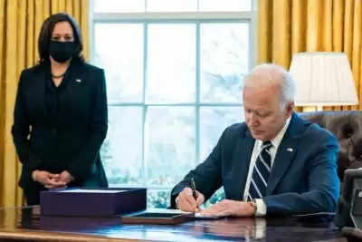 Biden ने ट्रम्प द्वारा जारी उपायों को रद्द करने वाले कार्यकारी आदेश पर किए हस्ताक्षर
