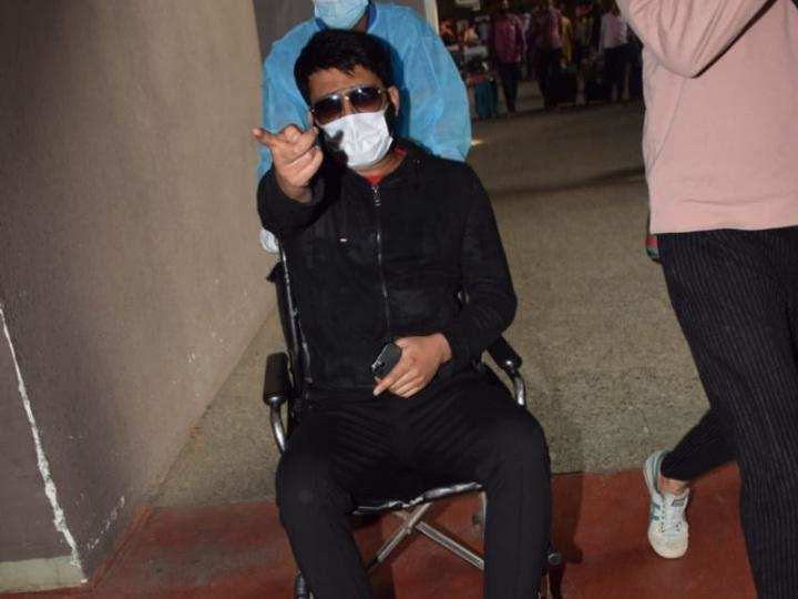 Kapil Sharma: एयरपोर्ट पर व्हील चेयर पर स्पॉट हुए कपिल शर्मा, पैपराजी को कहा अपशब्द