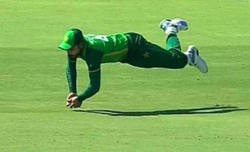 PAK vs SA: हवा में उड़कर इस पाकिस्तानी  खिलाड़ी ने लपका लाजवाब कैच,  देखें VIDEO