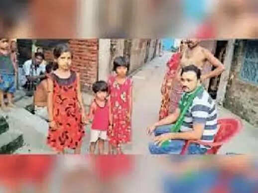 Siwan News:  सड़क हादसे में जान गंवायी महिला के परिजनों से मिले राजद नेता, दी सांत्वना