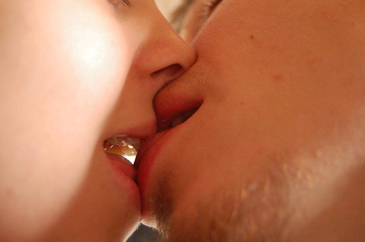 यह है KISS करने के 5 बेस्ट तरीके