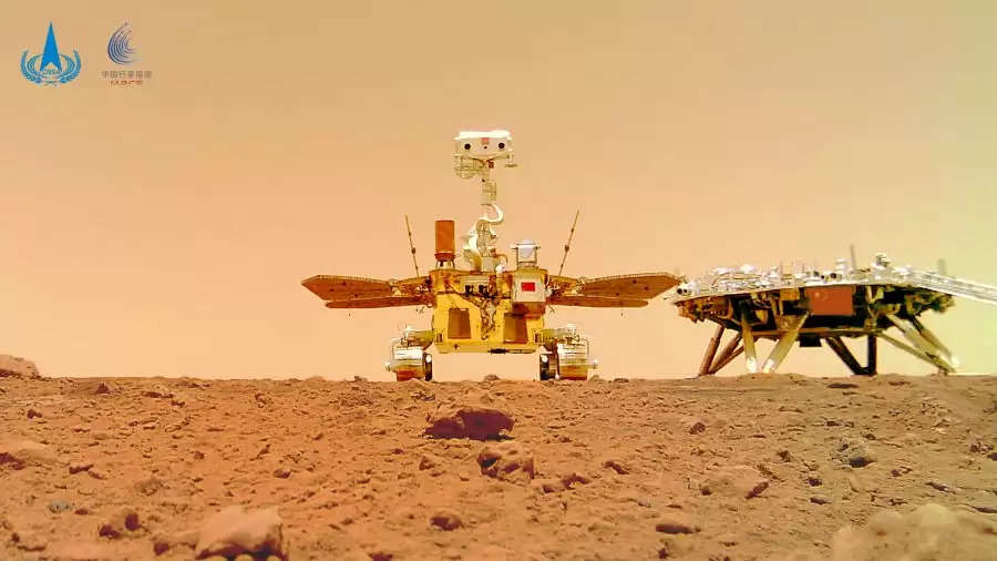 CNSA का ज़ूरोंग रोवर, लैंडर पृष्ठभूमि में धूल भरी मंगल ग्रह की सतह के साथ सेल्फी क्लिक करता है