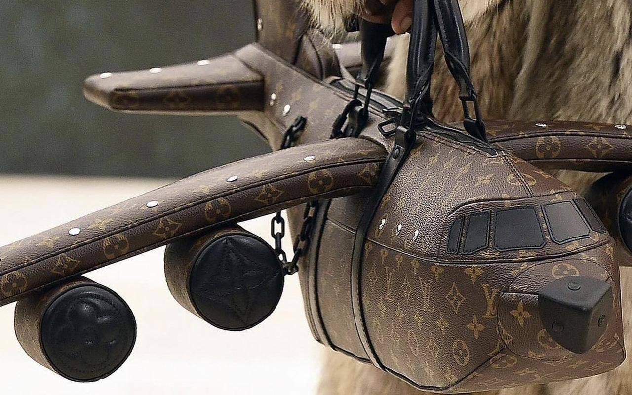 Fashion: फैशन की दुनिया में नया ट्रेंड हवाई जहाज का बैग, क्या आप जानते हैं इसकी कीमत?