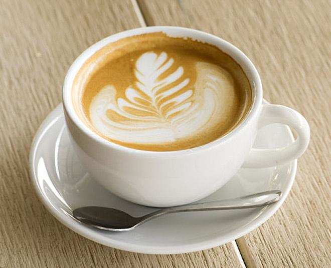 घर पर कई प्रकार की कॉफी बनाएं, जैसें मसाले और चॉकलेट कॉफी